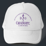 Casquette École Médicale ostéopathique Purple Graduation<br><div class="desc">Ce casquette diplômé d'une école de médecine ostéopathique personnalisée pour un DO ou un médecin ostéopathe comporte un symbole de caducée médicale ostéopathique violet et votre nom de collège pour la classe de 2025. Customisez avec votre année d'obtention du diplôme pour un grand cadeau personnalisé de fin d'études universitaires.</div>
