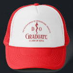 Casquette Ecole Médicale rouge ostéopathique<br><div class="desc">Ce casquette d'une école de médecine ostéopathique rouge personnalisé pour un DO ou un médecin ostéopathe comporte un symbole de caducée de médecine ostéopathique et votre nom d'université pour la classe de 2025. Customisez avec votre année d'obtention du diplôme pour un grand cadeau personnalisé de fin d'études universitaires.</div>