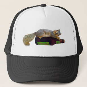 Casquette Écureuil avec la bouteille à bière vide