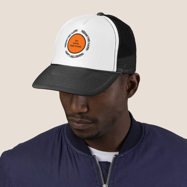 Casquette Éffrayante Orange et la typographie noire Joyeux H (En situation)