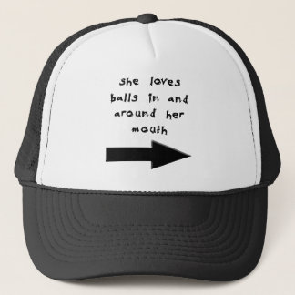 CASQUETTE ELLE AIME DES BOULES DANS ET AUTOUR DE SA BOUCHE