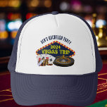 Casquette Enterrement de vie de garçon personnalisable Voyag<br><div class="desc">Personnalisez vos propres chapeaux de voyage pour un enterrement de vie de garçon pour un séjour à Las Vegas. Un chapeau cool avec des éléments essentiels de casino tels qu'un jeu de cartes, des jetons de poker et une roulette avec Vegas Trip en écriture jaune. Cadeaux de joueur amusants pour...</div>