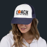 Casquette 🏀 entraîneur de basket-ball<br><div class="desc">C'est peut-être l'entraîneur, mais c'est elle qui dirige ! Montrez votre passion pour l'entraînement de basket avec ce design avec un basketball, avec du texte noir qui peut être customisé. Une bonne idée cadeau pour votre entraîneur, leur femme ou toute autre personne passionnée par le basket-ball.</div>