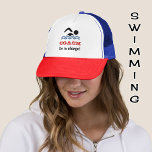 Casquette Entraîneur de natation amusant nom personnalisé<br><div class="desc">Ce casquette accrocheur ferait un grand "merci" pour un entraîneur de natation. Le design comprend le pictogramme d'un nageur, en bleu et noir, et est prêt à personnaliser avec un nom ou un autre texte. L'exemple ci-dessous inclut la légende "Je suis responsable !", mais vous pouvez la modifier selon vos...</div>