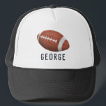 Casquette Entraîneur sportif moderne<br><div class="desc">Ce camionneur mignon et moderne présente une illustration de football américain et un espace pour vous d'ajouter un nom. Parfait pour les amateurs de sport ou cadeau pour un athlète en herbe. Idéal pour les enfants ou les adultes,  cadeau parfait pour l'entraîneur de football!</div>