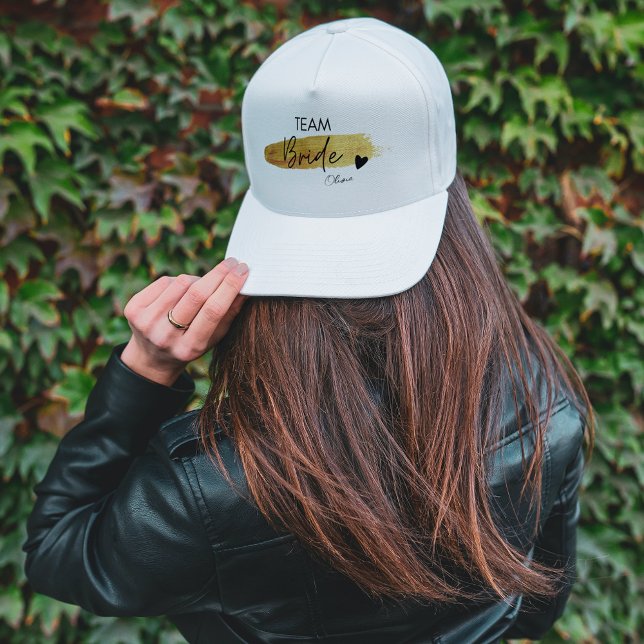 Casquette Équipe de mariée chic moderne personnalisée or et  (Gold & Black Modern Chic Team Bride Personalized Trucker Hat)