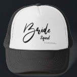 Casquette Équipe, tribu, typographie d'équipe<br><div class="desc">Célébrez votre fiançailles avec votre tribu d'épouses, votre équipe d'épouses, votre équipe d'épouses à votre douche nuptiale ou à tout moment. Faites un grand cadeau amusant à célébrer en équipe et mignon pour les photos. Portez vos sorties ensemble. Chapeau de camionneur noir et blanc. Ce casquette est également disponible en...</div>