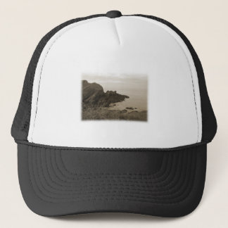 Casquette Falaises dans la couleur de sépia. Sur le fond