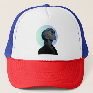 Casquette Femme élégante dans un portrait monochromatique