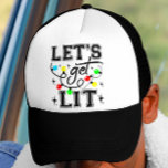 Casquette Fête de Noël amusante - Lumière de Noël<br><div class="desc">Entrez dans l'esprit festif avec notre design "Let's Get Lit Christmas Party Funny - Xmas Light" ! Parfait pour ajouter un peu d'humour à vos célébrations de vacances, ce design ludique présente des lumières de Noël vibrantes et une phrase spirituelle qui illuminera tout rassemblement. Que vous soyez l'hôte d'une fête...</div>