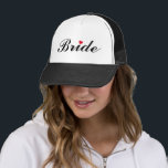 Casquette Fête des mariées de la Mariage mariée<br><div class="desc">Beau,  élégant noir sur la typographie blanche script,  coeur rouge,  élégant,  cool,  camionneur casquette,  pour la mariée pour la douche nuptiale,  soirée bachelorette,  mariage.</div>