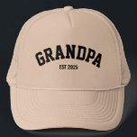 Casquette Fête des pères de date personnalisée New Grandpa E<br><div class="desc">Ce grand-père personnalisé "Est. Année" casquette est le cadeau parfait pour célébrer un grand-parent nouveau ou chevronné! Présentant un design classique et structuré avec des lettres noires audacieuses dans un style collégial, ce casquette affiche fièrement "GRANDPA" à côté d'un "Est" personnalisable. Détail de l'année" pour marquer le début du voyage...</div>