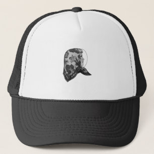 Casquette Fille en profil avec foulard imprimé sur la tête