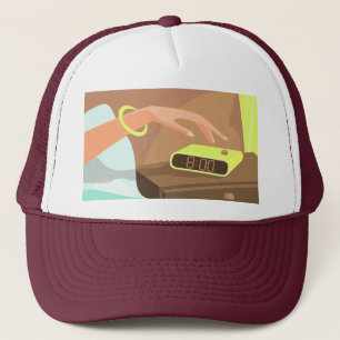 Casquette Filles main poussant sur le bouton snooze du révei