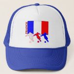 Casquette Football France<br><div class="desc">Trois joueurs de football jouent devant le drapeau français.   Pays nom France est sur le côté</div>
