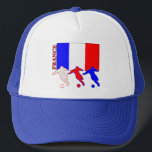 Casquette Football France<br><div class="desc">Trois joueurs de football jouent devant le drapeau français.   Pays nom France est sur le côté</div>