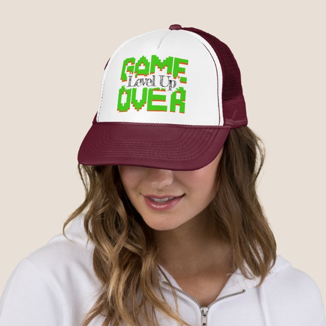 Casquette Game Over : Restaurez le plaisir à l'ancienne, pas (En situation)