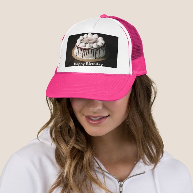 Casquette Gâteau d'anniversaire Orné de Morceaux Blancs Crém (En situation)