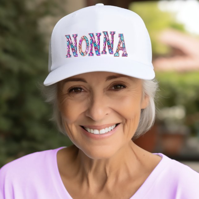 Casquette Gemmes colorées Bijoux Nonna Grandma italienne (Printed Colorful Gems Jewels Nonna (Italian for Grandma) White Trucker Hat)