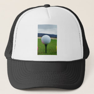 Casquette Golf Ball sur un terrain de golf de montagne