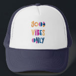 Casquette Good Vibes uniquement Motivationnel coloré moderne<br><div class="desc">Good Vibes Chapeau de camionneur coloré seulement. Parfait pour vous ou en cadeau ! Typographie colorée avec arrière - plan blanc.</div>