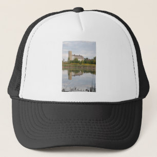 Casquette Grange réfléchie dans l'eau
