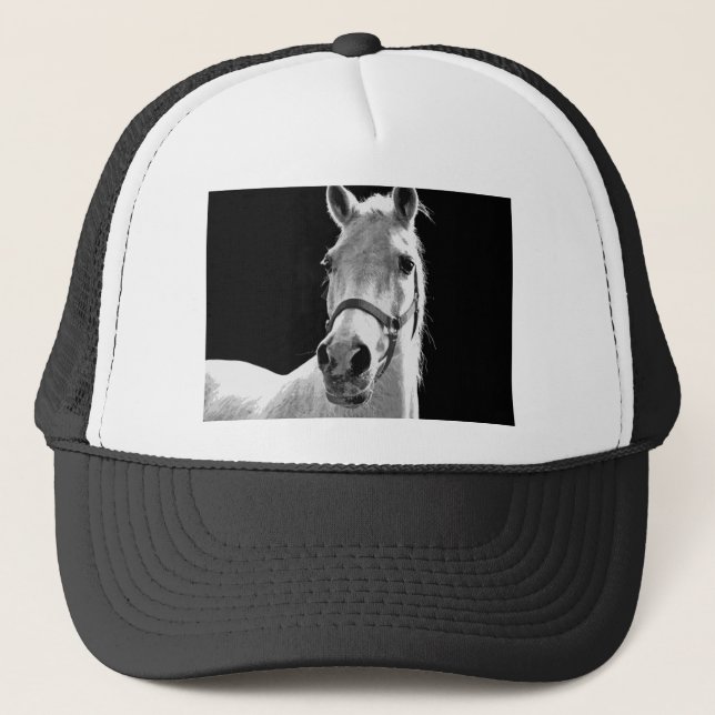 Casquette Gros plan Cheval blanc noir en nuit (Devant)