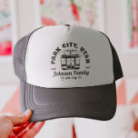 Casquette Groupe de jumelage de voyage de ski personnalisé<br><div class="desc">Créez des souvenirs durables avec notre chemise Ski Trip personnalisée pour les familles, les amis ou les groupes. Personnalisez avec votre nom de famille ou les détails de votre voyage de groupe pour en faire le vôtre. Idéal pour les amateurs de ski et les amateurs de souvenirs de vacances d'hiver,...</div>