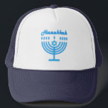 Casquette Hanukkiah Happy Hanoukka Juive Fête Menorah<br><div class="desc">Symbole de Hanukkiah. Joyeux Hanoukka Party Juif Holiday Blue Menorah. Décoration Chanukkah de Fête Juive avec le symbole décoratif traditionnel Chanuka - bleu marine hanukkiah menorah, chandelier avec bougies, étoile de David et néon bleu lumières illustration. Hanoukka Festival des lumières Décoration de l'événement. Jérusalem, Israël. Accessoires > Casquettes et accessoires...</div>