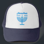 Casquette Hanukkiah Happy Hanoukka Juive Fête Menorah<br><div class="desc">Symbole de Hanukkiah. Joyeux Hanoukka Party Juif Holiday Blue Menorah. Décoration Chanukkah de Fête Juive avec le symbole décoratif traditionnel Chanuka - bleu marine hanukkiah menorah, chandelier avec bougies, étoile de David et néon bleu lumières illustration. Hanoukka Festival des lumières Décoration de l'événement. Jérusalem, Israël. Accessoires > Casquettes et accessoires...</div>