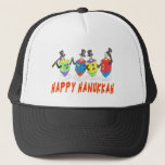CASQUETTE heureux de Hanoukka<br><div class="desc">Ce Hanoukka heureux dansant le casquette de dreidels peut être porté comme salutation de vacances ou être donné comme cadeau de Chanukah.  C'est un travail artistique unique.</div>