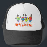 CASQUETTE heureux de Hanoukka<br><div class="desc">Ce Hanoukka heureux dansant le casquette de dreidels peut être porté comme salutation de vacances ou être donné comme cadeau de Chanukah.  C'est un travail artistique unique.</div>