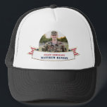 Casquette Honneur Service Militaire Photo Trucker Chapeau<br><div class="desc">Honorer votre militaire avec ces casquettes de camionneurs rouges et bleus patriotiques, avec une photo en cercle centré, une bannière étoilée et rayée avec une fausse bordure en feuille et des espaces réservés pour le nom et le rang de votre militaire spécial. Grands cadeaux pour parents et grands-parents ! Disponible...</div>