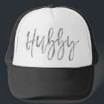 Casquette Hubby Silver Foil et chapeau de camion blanc<br><div class="desc">Hubby Silver Foil et Chapeau de camion blanc pour lui. Le chapeau de camionneur Hubby en tant que casquette épouse dans la même collection.</div>