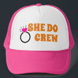 Casquette I Do Crew | Elle fait partie de l'équipage de la m<br><div class="desc">Thème de typographie rétro des années soixante-dix, conception de filles demoiselles d'honneur futur mariée pour une douche de mariage cool, fête de bachelorette printemps été. Avec le message « Elle fait partie de l'équipage », conception drôle de phrase de mariée de bachelorette avec bague de fiançailles de mariage à cœur...</div>