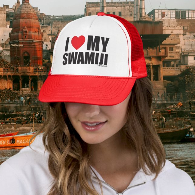 Casquette I Love My Swamiji - Yoga spirituel (Woman in Red Trucker Hat that says "I Love My Swamiji" with red heart, background India scene)