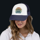 Casquette Idée cadeau d'anniversaire vintage personnalisé<br><div class="desc">Vous pouvez ajouter un peu d'originalité à votre collection de placards avec ce design graphique de coucher de soleil vintage avec une police de typographie impressionnante, est une excellente idée cadeau pour les hommes, femmes, maris, femme petite amie, et un petit ami qui aimeront cette oeuvre d'art unique. Le meilleur...</div>