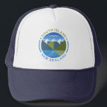 CASQUETTE ÎLE DU SUD NOUVELLE-ZÉLANDE<br><div class="desc">South Island est l'une des destinations les plus excitantes et les plus belles de Nouvelle-Zélande.
Cette oeuvre illustre le sentiment cool et étendu du lac et des pics lointains.</div>
