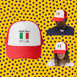 Casquette Italia e Bandiera Italiana Personnalisé<br><div class="desc">Le drapeau de l'Italie, ou en italien, Bandiera Italiana. Ci-dessous, le mot ITALIA, dans les rayures rouges, blanches et vertes de l'ol Tricolore. Ci-dessus, un endroit pour votre nom. Créez une touche personnalisée pour vous-même ou ajoutez le nom de quelqu'un d'autre pour un cadeau customisé de ce chapeau de camionneur....</div>