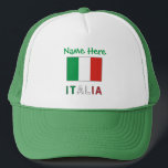 Casquette Italia et Drapeau Italien Personnalisation verte<br><div class="desc">Casquette de camionneur personnalisée avec le drapeau de l'Italie, ou en italien, Bandiera Italiana. Ci-dessous, le mot ITALIA, dans les bandes rouge, blanc et vert du il Tricolore. Au-dessus, un espace pour votre nom en lettres vertes. Créez une touche personnelle pour vous-même ou ajoutez le nom de quelqu'un d'autre pour...</div>