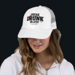 Casquette Ivre d'amour Vegas Enterrement de vie de jeune fil<br><div class="desc">Célébrez votre nuit de chance dans le style avec le chapeau de fête de bachelorette « Vegas Drunk In Love » pour femmes ! Parfait pour un week-end de folie à Vegas, ce chapeau présente un graphique ludique qui parle d'amour, de chance et de souvenirs inoubliables. Il est confortable pour...</div>