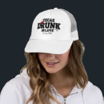 Casquette Ivre d'amour Vegas Enterrement de vie de jeune fil<br><div class="desc">Célébrez votre chanceuse nuit en style avec le chapeau de fête pour femmes "Vegas Ivre d'amour" assorti à la future mariée ! Parfait pour un week-end de folie à Vegas, ce chapeau présente un graphique ludique qui parle d'amour, de chance et de souvenirs inoubliables. Il est confortable pour marcher dans...</div>