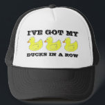 Casquette J'ai mes canards dans une rangée de canard en caou<br><div class="desc">Comprend une rangée de canards en caoutchouc jaune vif. La meilleure façon de dire à tout le monde que vous avez vos "canards en rang !" Créé à partir d'une illustration de marqueur originale. Cette conception est également disponible sur d'autres produits. Ne vois-tu pas ce que tu cherches ? Vous...</div>