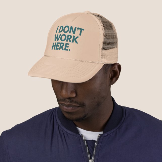 CASQUETTE JE NE TRAVAILLE PAS ICI (En situation)