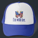 Casquette Je suis avec son mignon papillon Kamala Harris<br><div class="desc">Je suis avec Son casquette. Soutenez Kamala Harris pour le président. Beau papillon du drapeau américain avec de jolies fleurs pour un démocrate qui aime les modèles politiques mignons.</div>
