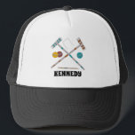 Casquette Jeu de croquet, Jeux de pelouse Graphique Personna<br><div class="desc">Gardez le soleil hors de vos yeux la prochaine fois que vous jouerez à un jeu de croquet avec ce casquette personnalisé. Il présente des illustrations de pièces de croquet comme des maillets de croquet et des boules avec un spot pour ajouter un nom ou un autre texte en gras...</div>