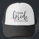Casquette Jolie équipe de calligraphie moderne mariée person<br><div class="desc">Chapeau camionneur d'équipe avec calligraphie moderne noire et coeur rouge. Il conviendra parfaitement aux douches nuptiales,  aux soirées bachelorette et autres événements mariages. Personnalisez ces casquettes pour chaque invité. Cette conception est disponible dans d'autres produits.</div>