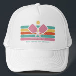 Casquette Joueur cool Retro Stripes Texte Personnalisé<br><div class="desc">Casquette de volley-ball super cool avec des rayures rétro colorées, pagaies de pickleball et balle. Ajoutez 2 lignes de texte personnalisé - dicton personnalisé, nom du club, monogramme, nom du joueur, etc. Fait un cadeau parfait pour le pickleball partenaire, entraîneur, maman, grand-mère, etc. - aussi de grands casquettes pour votre...</div>