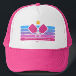 Casquette Joueur cool Retro Stripes Texte Personnalisé<br><div class="desc">Casquette de volley-ball super cool avec des rayures rétro colorées, pagaies de pickleball et balle. Ajoutez 2 lignes de texte personnalisé - dicton personnalisé, nom du club, monogramme, nom du joueur, etc. Fait un cadeau parfait pour le pickleball partenaire, entraîneur, maman, grand-mère, etc. - aussi de grands casquettes pour votre...</div>
