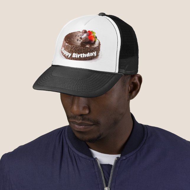 Casquette Joyeux Anniversaire Gâteau Noir surmonté de Fraise (En situation)
